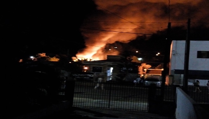 Laranjeiras - Bombeiros combatem incêndio em residência no Água Verde