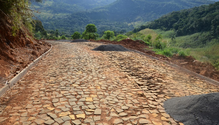Pinhão - Prefeitura inicia pavimentação com calçamento em segundo trecho de serra na comunidade do Lajeado Feio