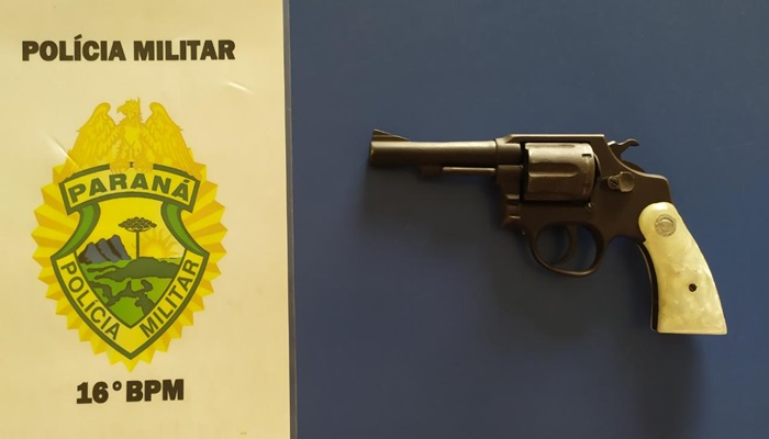 Pinhão - PM prende homem com arma após denúncias no 181