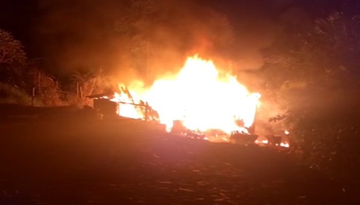 Guaraniaçu - Casa é destruída por incêndio no Mato Queimado