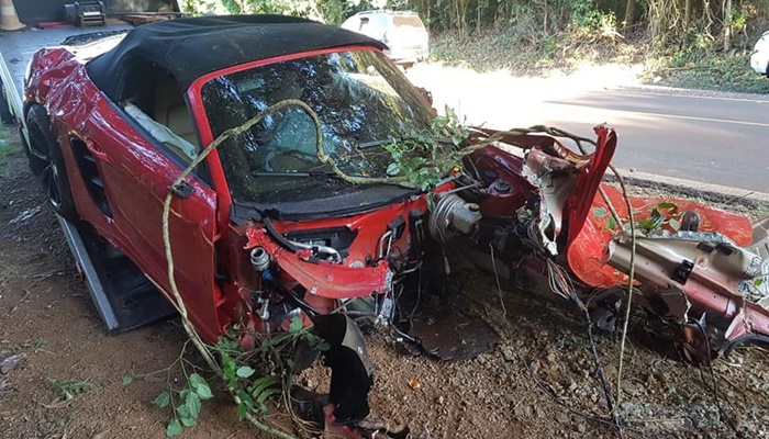 Quedas - Automóvel fica destruído em acidente na PR 473
