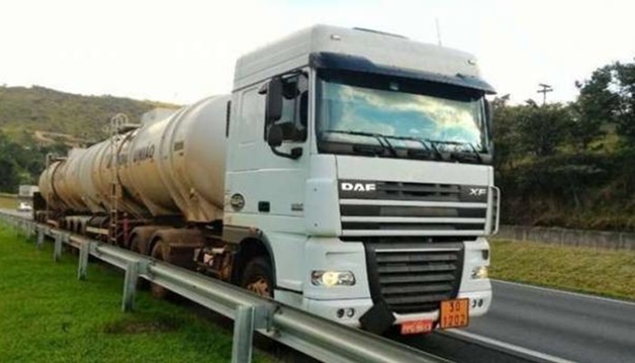 Caminhão carregado com óleo diesel é roubado na BR 376