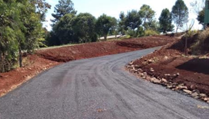 Campo Bonito - Viações e Obras realiza pavimentação com material fresado nos acessos das estradas no interior
