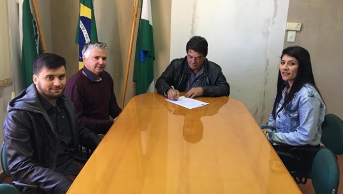 Rio Bonito - Prefeito Ademir Fagundes assina Ordem de Serviço para início do calçamento no Campo do Bugre