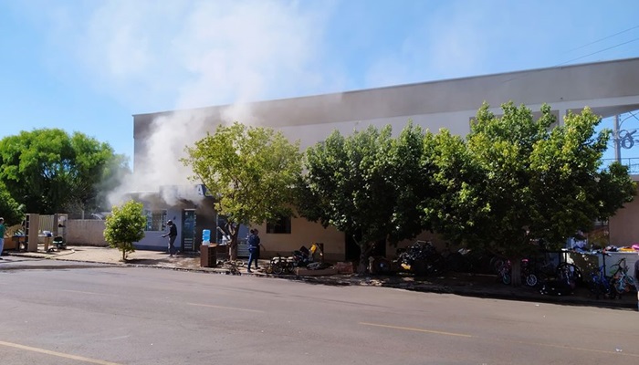 Quedas - Bombeiros combatem incêndio em imóvel no centro da cidade
