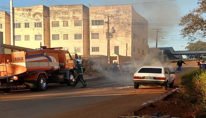Laranjeiras - Bombeiros combatem incêndio em carro no centro da cidade 