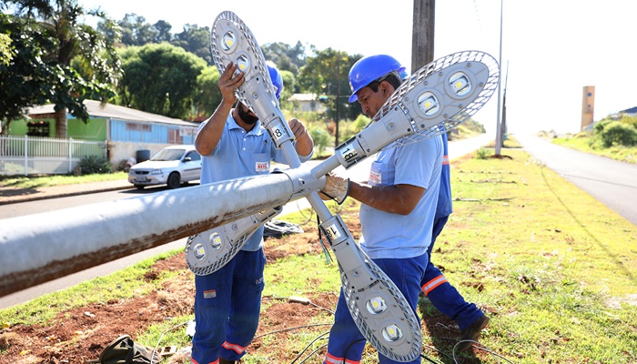 Laranjeiras - Segue as obras de extensão da rede de iluminação da Avenida Santos Dumont