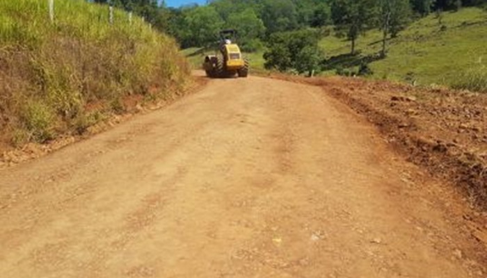 Candói - Prefeitura recupera estradas rurais com cascalho nas comunidades de São João Batista, São Roque e Barreiro