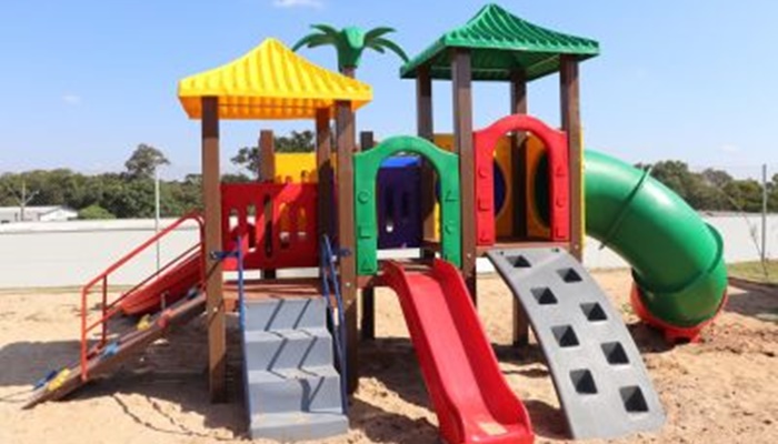 Candói - Prefeitura instala playgrounds nos cemeis