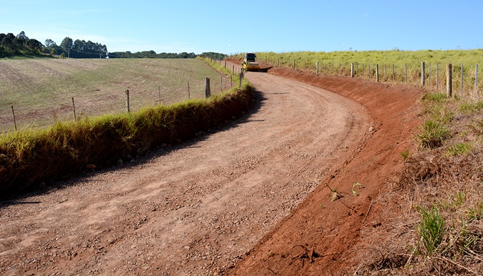 Laranjeiras - Prefeitura segue com o trabalho de manutenção das estradas rurais