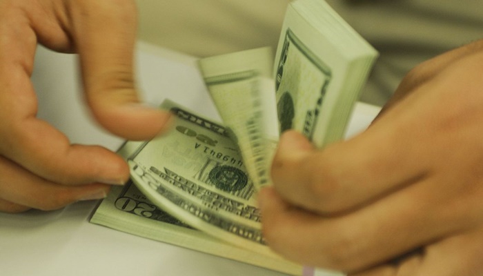 Dólar cai para R$ 5,74 em dia de tranquilidade no exterior