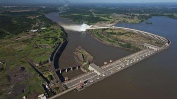 Usina Hidrelétrica de Itaipu abre vertedouro para ajudar países vizinhos