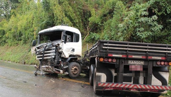 Nova Laranjeiras - Caminhão com placas do município se envolve em grave acidente na PR 466 em Pitanga