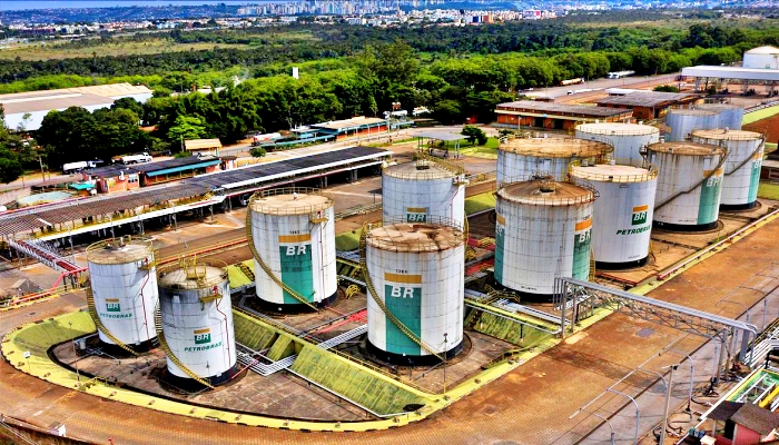 Preço da gasolina da Petrobras para distribuidoras sobe 12%