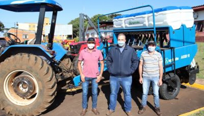 Candói - Prefeitura entrega implementos agrícolas aos produtores rurais