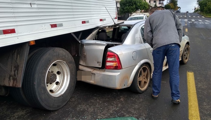 Laranjeiras - Motorista foge após bater carro em caminhão estacionado