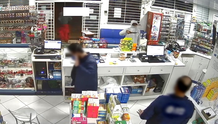 Pinhão - Ladrões armados com facão assaltam farmácia 