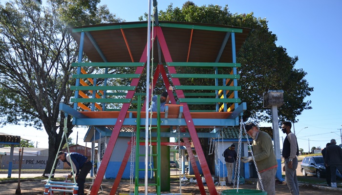 Pinhão – Prefeitura investe mais de 100 mil reais e instala novos parquinhos infantis para as crianças do Município