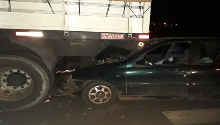 Laranjeiras - Carro colide na traseira de caminhão estacionado em via pública
