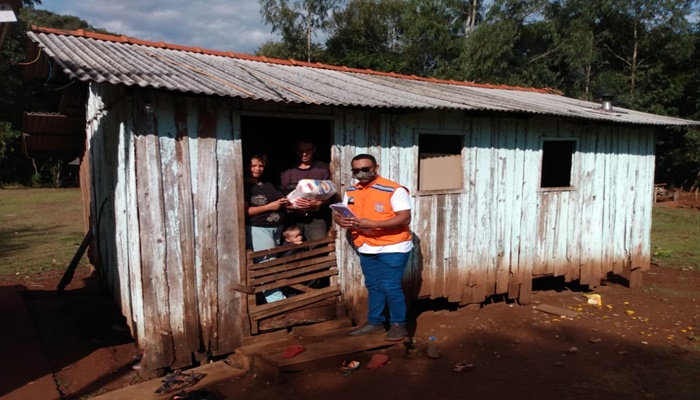 Guaraniaçu - Famílias carentes recebem cestas básicas da 'Cesta Solidária Paraná'
