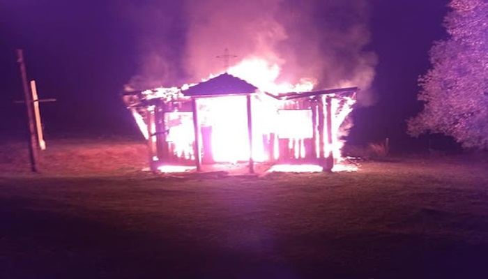 Laranjeiras - Igreja é destruída por incêndio criminoso