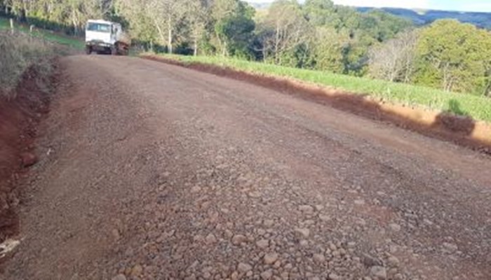 Prefeitura intensifica manutenção de estradas rurais