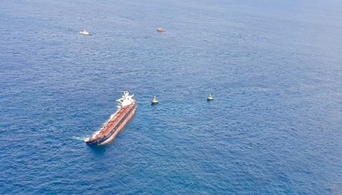 Marinha afunda navio encalhado na costa do Maranhão