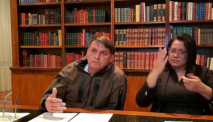 O presidente da República, Jair Bolsonaro, usou as redes sociais logo no início da manhã desta sexta-feira (19) para destacar ações do governo por meio de vários ministérios. Uma delas foi pagamento do auxílio emergencial de R$ 600 a 63, 5 milhões de pessoas. O valor pago já totaliza R$ 81,3 bilhões. Bolsonaro também ressaltou a liberação pelo Ministério da Justiça e Segurança Pública de R$ 502 milhões aos 26 estados e ao Distrito Federal para compra de equipamentos, novas tecnologias, viaturas e capacitação dos profissionais de segurança pública. “Mais R$ 755 milhões serão repassados até o final deste ano, totalizando R$ 1,2 bilhão. O valor será o maior já repassado pela pasta às forças de segurança pública locais”, disse. Rodovias O presidente lembrou ainda ações de apoio aos caminhoneiros durante a pandemia como a realização de testes rápidos para Covid-19 e distribuição de kits com máscara reutilizável. Em Belo Horizonte (MG) o material está sendo distribuído por meio de uma parceria com empresa concessionária, Polícia Militar e SEST/SENAT. Outro ponto comemorado foi o início das obras de duplicação de 40,34 km na BR-116/BA. “Esta é uma das principais rodovias brasileiras e um dos mais importantes eixos de ligação entre municípios do Noroeste baiano”, afirmou. Apreensão de drogas também entrou no balanço. Jair Bolsonaro afirma que esta semana, nas BRs do Paraná, foram apreendidos mais de 1.1 kg de maconha, em diversas ocorrências. Outras 3,5 toneladas de drogas também foram apreendidas em menos de quatro horas no Mato Grosso do Sul (MS). “Ontem (18) entre 9h e 13h, quatro ocorrências resultaram na apreensão de 3.541kg de maconha e skunk”, ressaltou. Sob a coordenação do Ministério do Desenvolvimento Regional o destaque foi a retomada da construção de mais de 729 moradias populares nos estados de São Paulo e no Amazonas. A iniciativa também deve gerar cerca de 2,6 mil empregos. O presidente conclui as publicações com um destaque sobre as investigações sobre fraudes na saúde durante pandemia já atinge governos de mais de 7 estados e valor investigado chega a R$ 1,07 bilhão. As operações, que envolvem a Polícia Federal e a Controladoria-Geral da União, já identificaram irregularidades na Saúde em cidades de Pernambuco, Rio de Janeiro, Acre, Rondônia, Pará, Maranhão e Amazonas. Ao deixar o Palácio da Alvorada nesta sexta-feira, Bolsonaro não parou para falar com apoiadores. O presidente cumpre agenda no Palácio do Planalto, em Brasília.