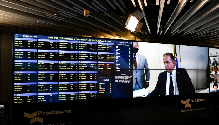 O Senado aprovou nesta quinta dia 18, o Projeto de Lei (PL) 1.328/2020, que suspende as parcelas de empréstimo de crédito consignado – com desconto em folha de pagamento – por quatro meses. O projeto tem a intenção de minimizar as perdas salariais durante a crise gerada pela pandemia de covid-19. O projeto segue para a Câmara dos Deputados.
