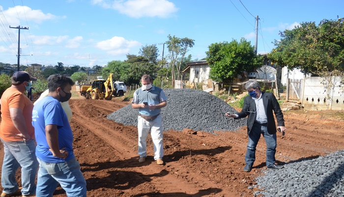 Pinhão - Prefeito Odir Gotardo acompanha os trabalhos de pavimentação com pedras graduadas no bairro Mazurechem