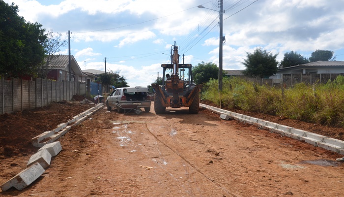 Pinhão - Pavimentação com calçamento chega à Rua Santa Bárbara no Bairro São Cristóvão