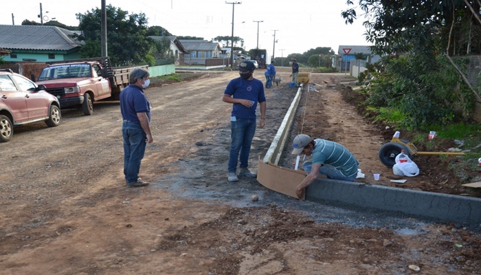 Pinhão - Prefeito acompanha início das obras de pavimentação de ruas com calçamento e pedras graduadas no bairro Vila Caldas