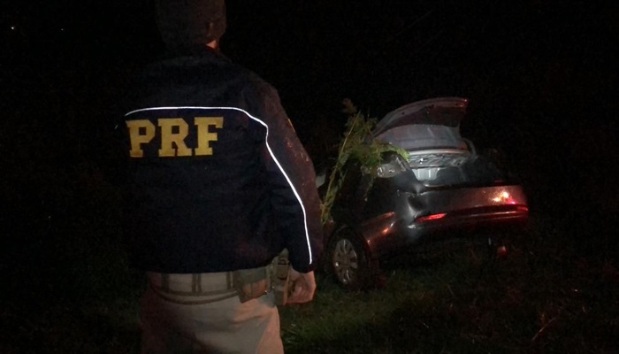 Candói - PRF recupera veículo roubado em Santa Catarina; motorista foge ferido