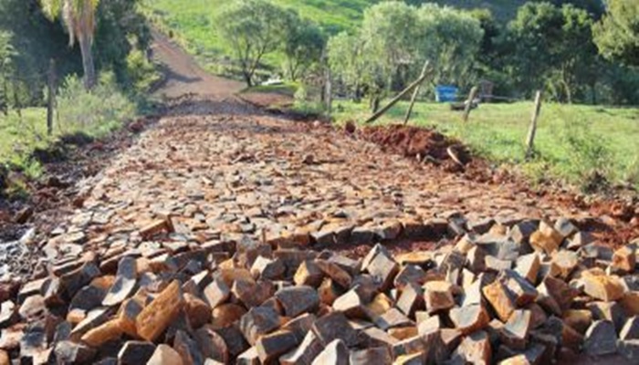 Candói - Obras de calçamento na serra da comunidade de Santa Marta estão em andamento