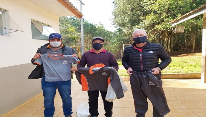 Guaraniaçu - Governo Municipal entrega uniformes escolares no Borman