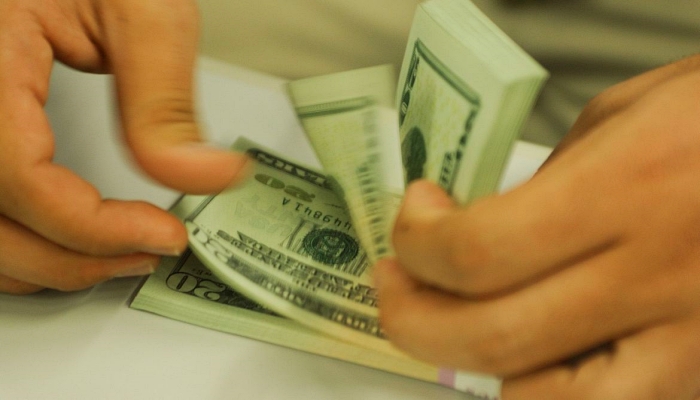 Dólar aproxima-se de R$ 5,30 e fecha no menor valor em oito dias
