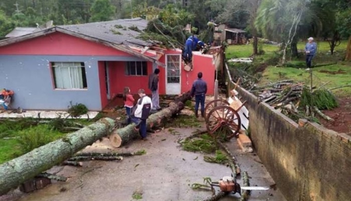 Chega a 65 o número de municípios atingidos por temporal no Paraná