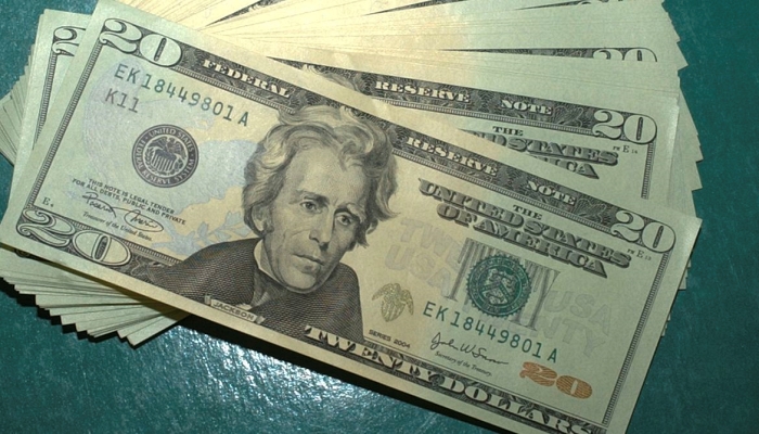 Dólar começa o dia em baixa, mas sobe e fecha a R$ 5,35