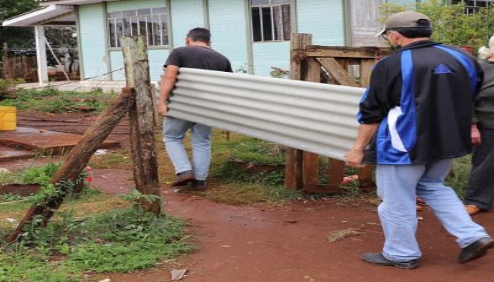 Candói - Secretaria de Assistência Social atende famílias atingidas pela chuva na Lagoa Seca