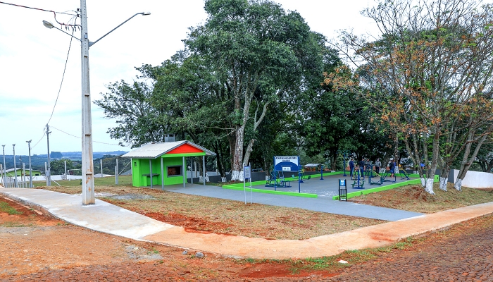 Laranjeiras - Prefeitura inaugura campo de futebol e academia ao ar livre no Bairro Água Verde