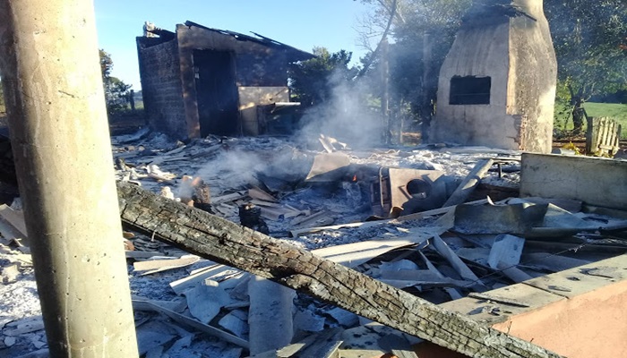 Laranjeiras - Casa e Galpão são destruídos por incêndio no Passo Liso 