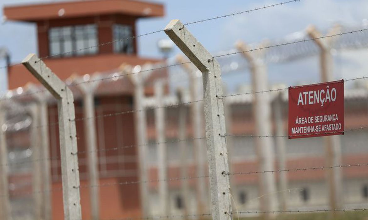 Casos de covid-19 no sistema prisional saltam 100% em 30 dias
