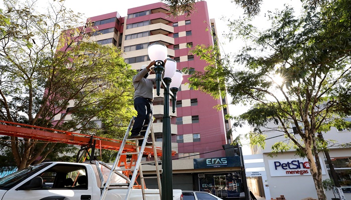 Laranjeiras - Prefeitura instala nova iluminação na Praça do Cinquentenário garantindo mais segurança à população