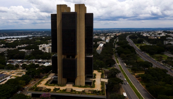 Taxas de juros para empresas e famílias recuam em junho, diz BC