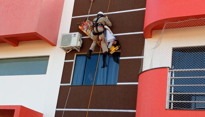 Rio Bonito - Bombeiros socorrem trabalhador vítima de choque elétrico em cima de prédio