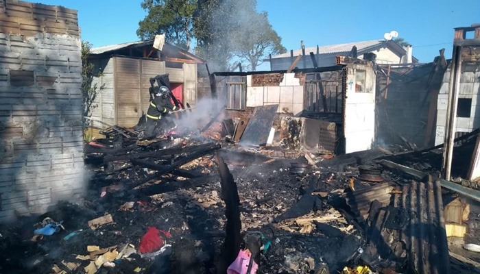 Pinhão - Incêndio destrói residência na Vila Santa Maria
