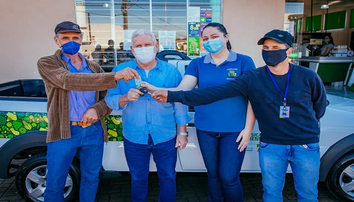 Guaraniaçu - Governo municipal fez a entrega de um veículo 0 km e equipamentos para o Celeiro do Agricultor