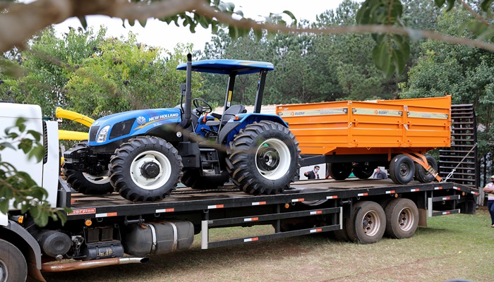 Laranjeiras - Associação de agricultores recebe trator e equipamentos agrícolas
