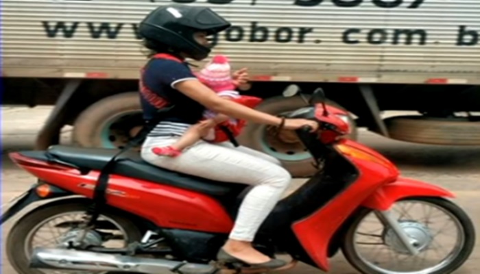 Catanduvas - Mulher sem CNH transporta criança de três anos em moto e devido ao risco PM faz a apreensão 