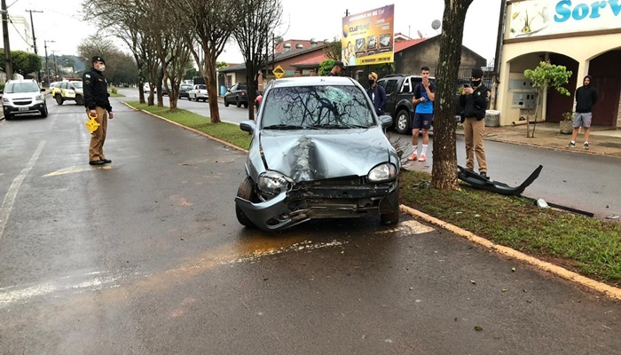 Laranjeiras - Motorista fica ferido ao colidir carro contra árvore 